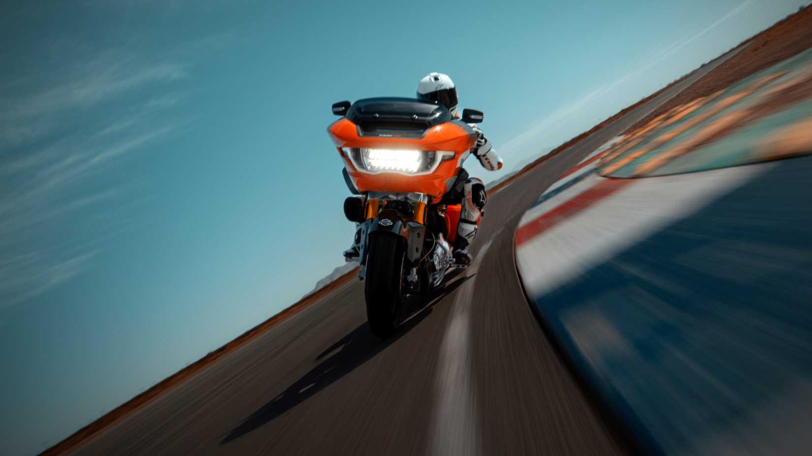 2025 Harley-Davidson CVO Road Glide RR Cornering Panning