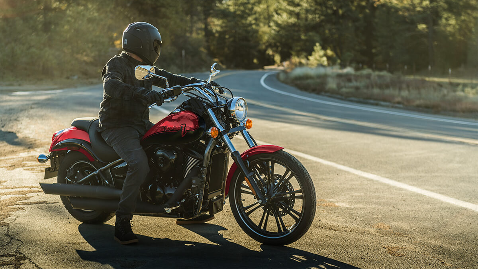 2025 Kawasaki Vulcan 900 Custom parou na beira da estrada em uma curva