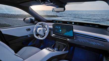 Foto do interior do BMW iX3 2026 mostrando a cabine frontal