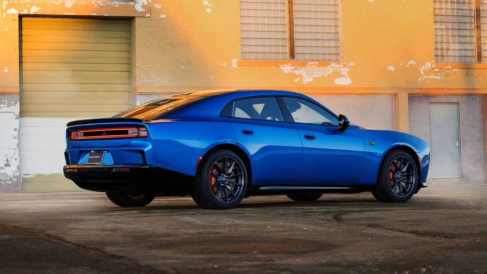 foto lateral de um Dodge Charger Daytona 2026 azul estacionado em um armazém