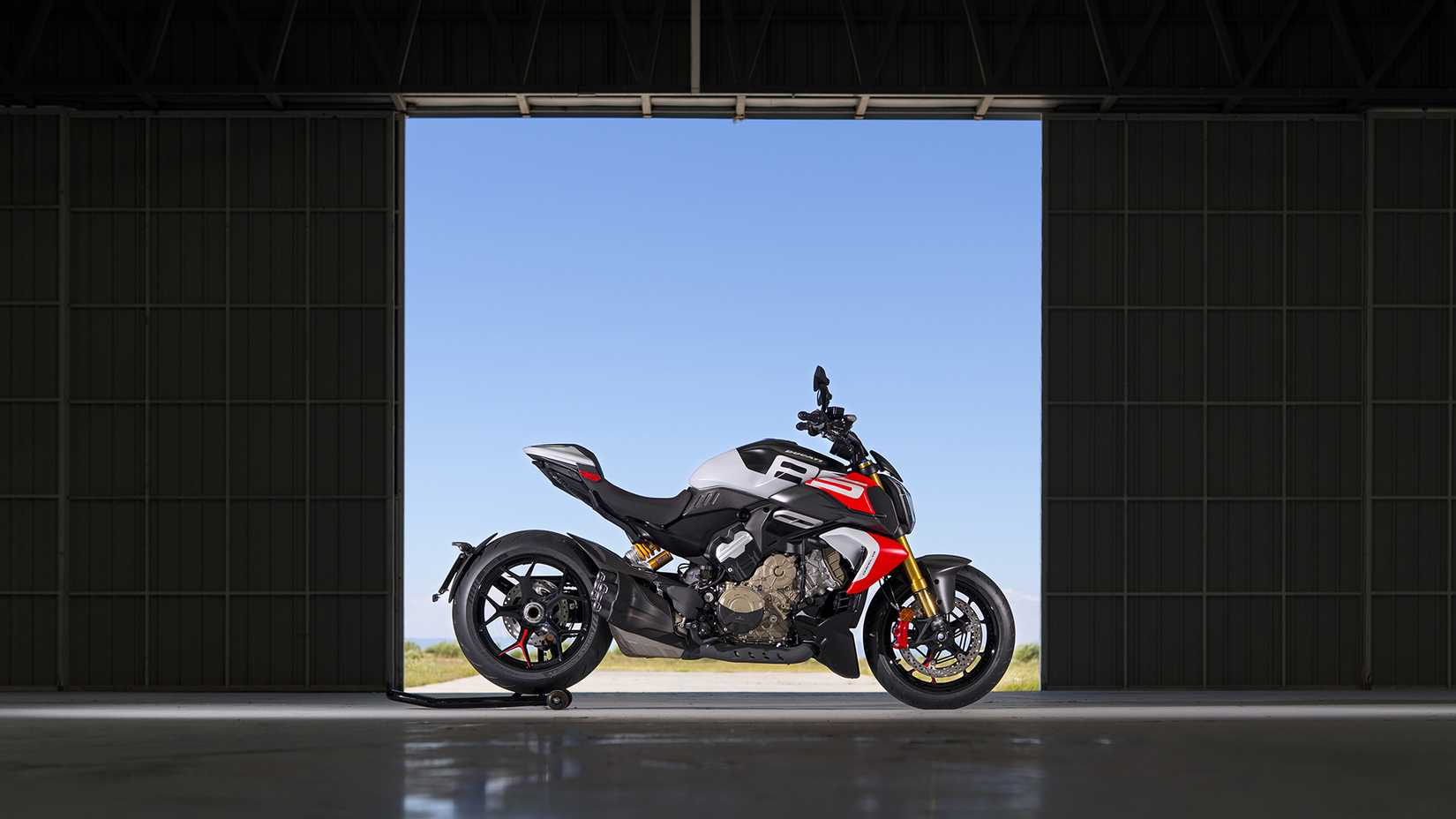 2026 Ducati Diavel V4 RS Side