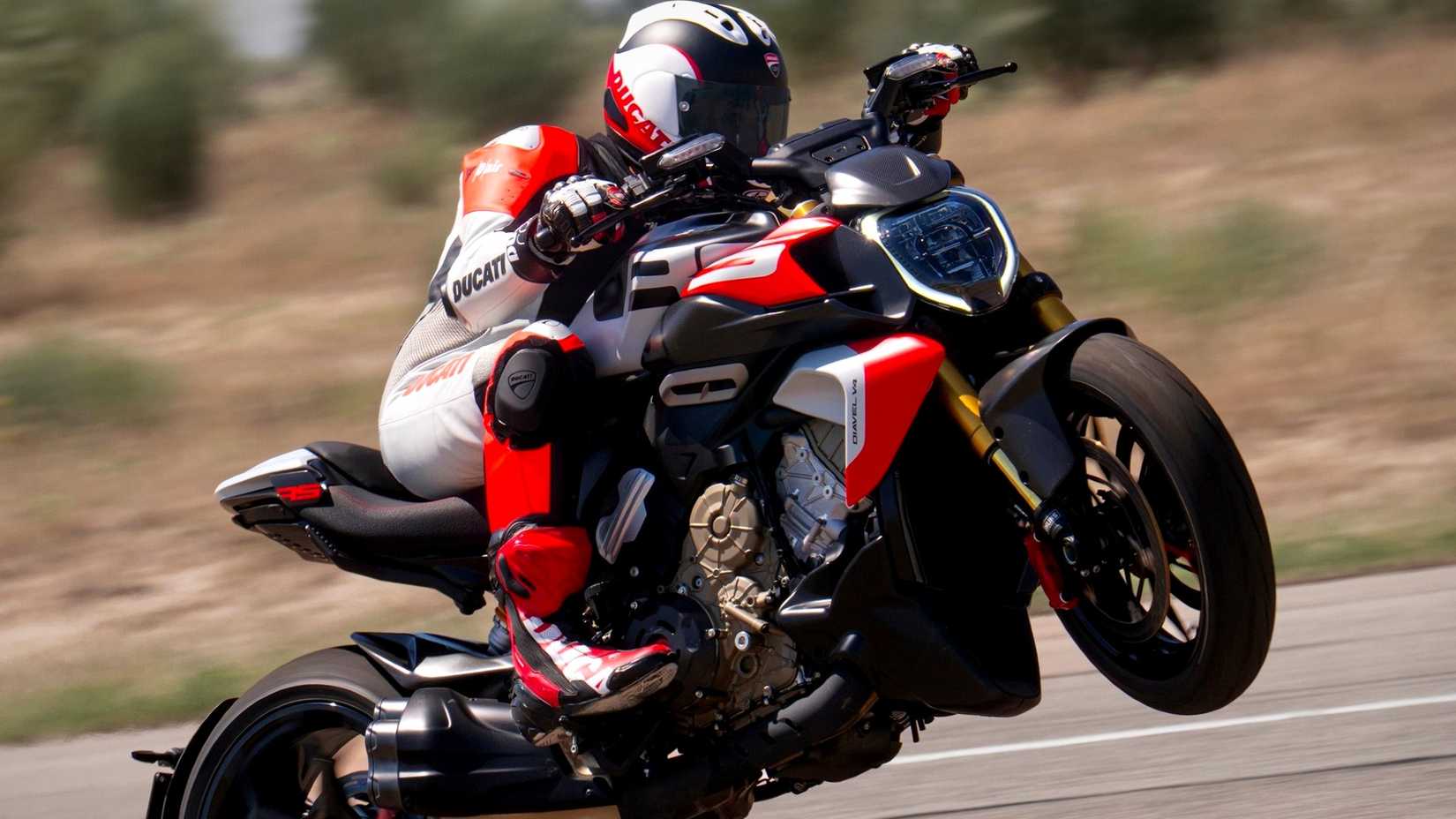 2026 Ducati Diavel V4 RS Wheelie
