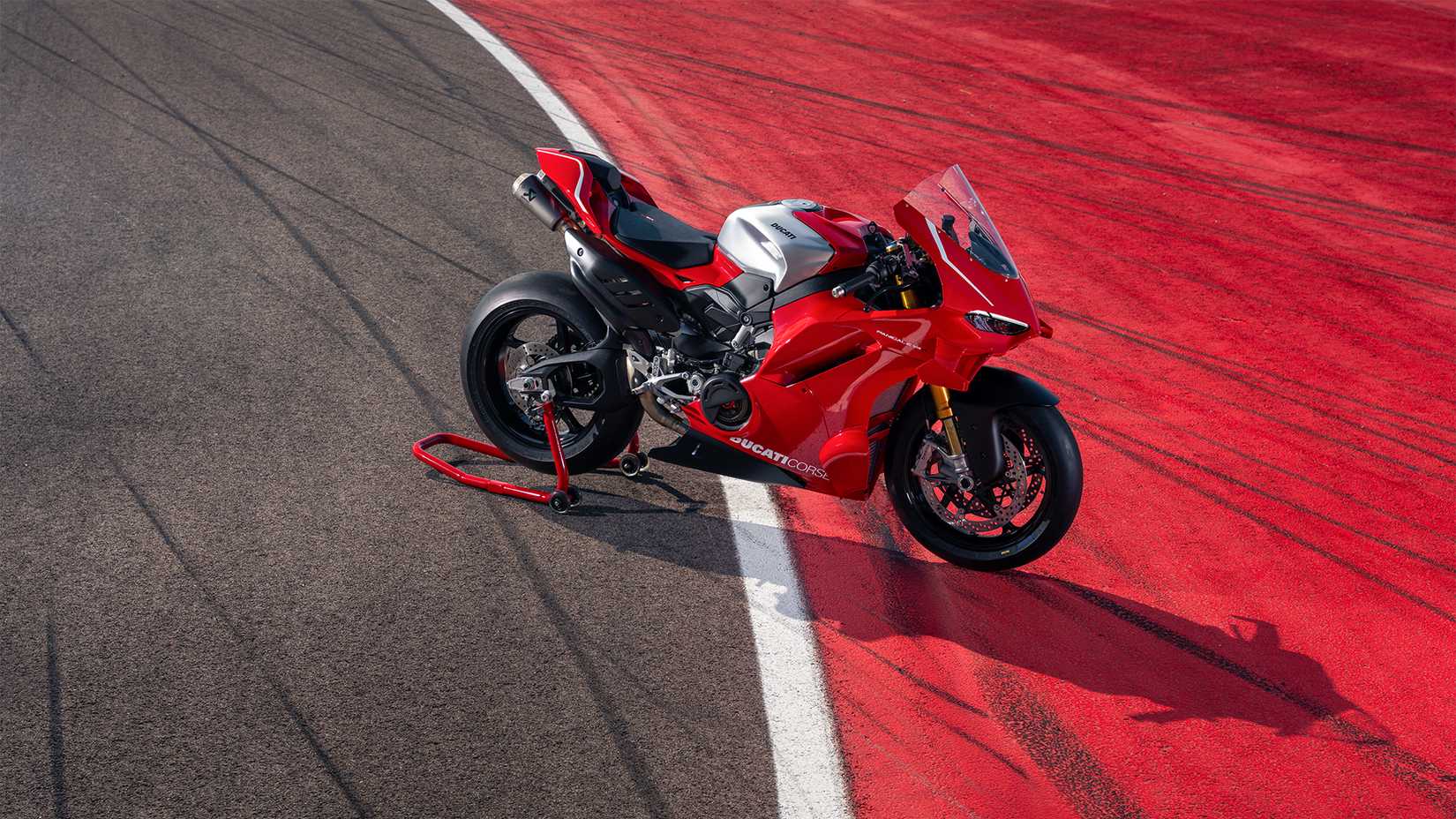 2026 Ducati Panigale V4 R estacionada em um suporte de paddock