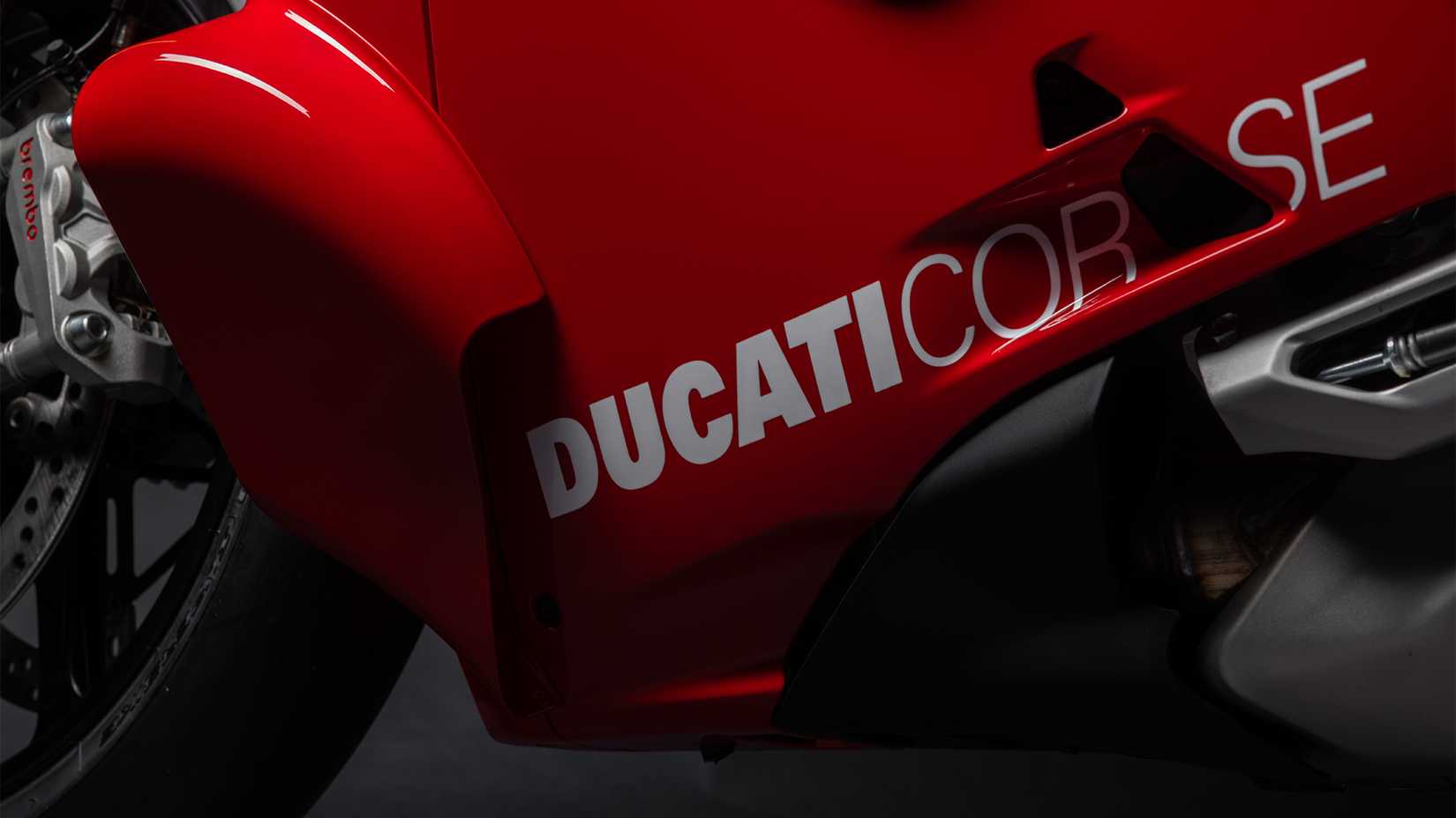 Close-up dos pods laterais da Ducati Panigale V4 R 2026