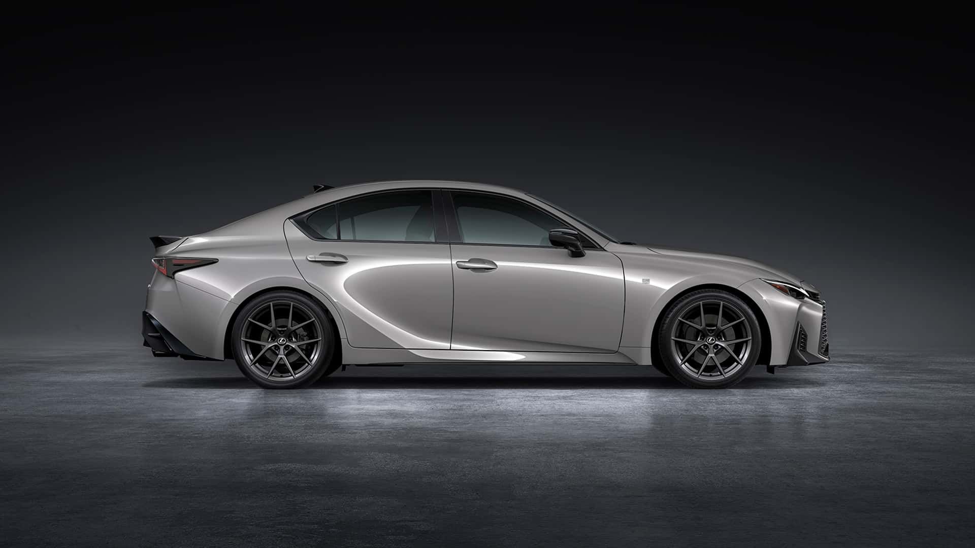 Foto lateral de uma foto de estúdio cinza do Lexus IS 2026