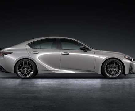 Foto lateral de uma foto de estúdio cinza do Lexus IS 2026