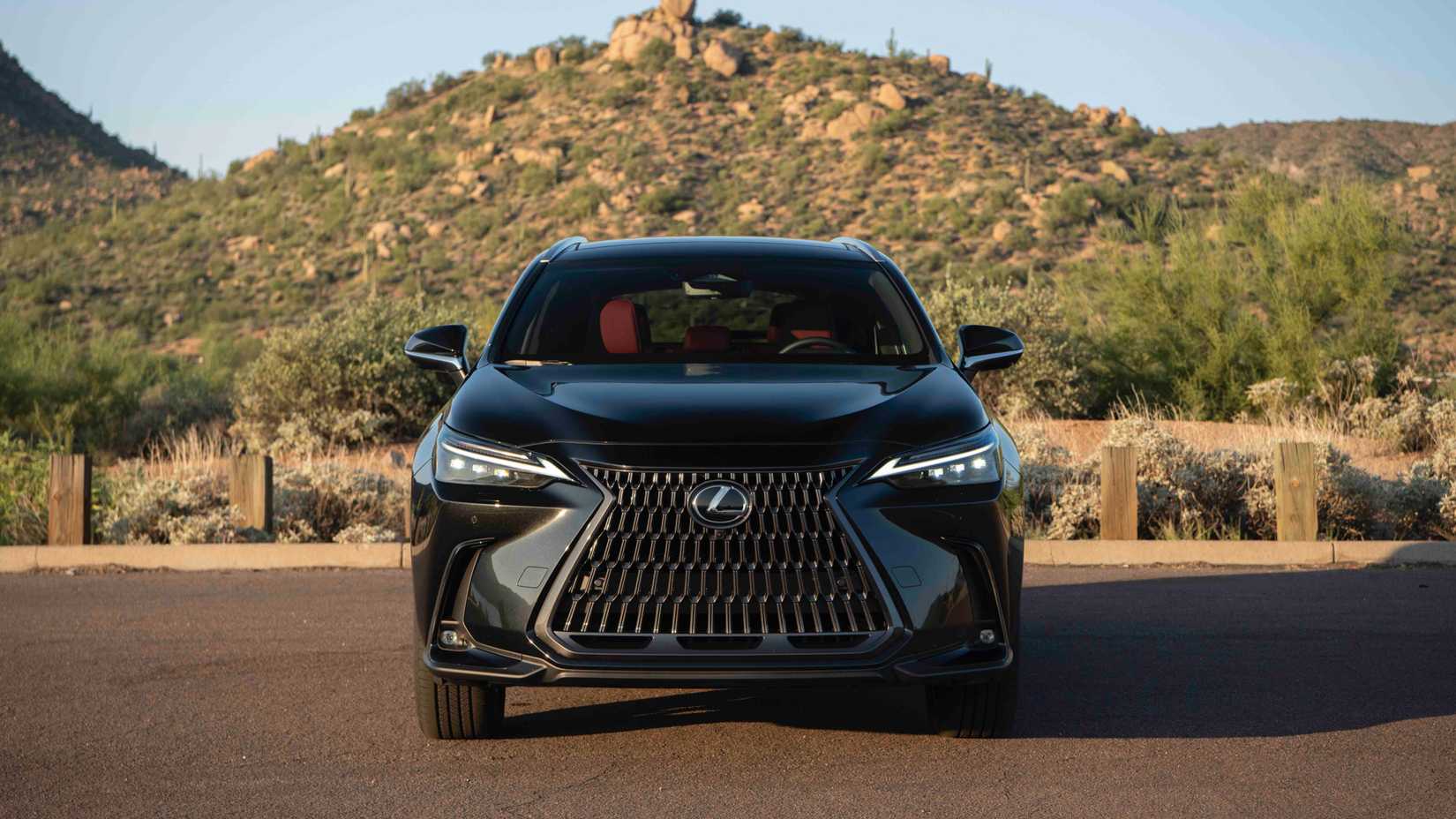 Foto frontal do Lexus NX 2026 estacionado em um estacionamento