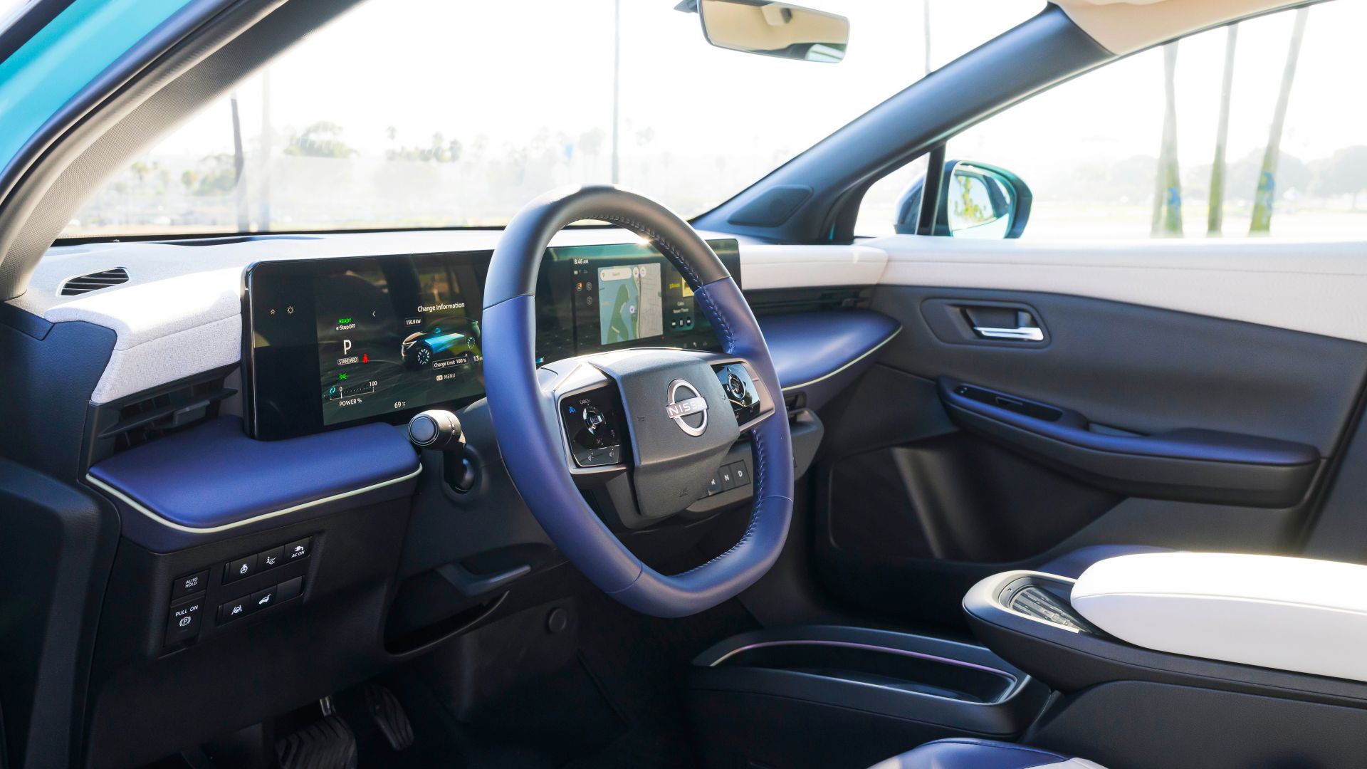 Foto do interior do Nissan Leaf 2026 mostrando os bancos dianteiros