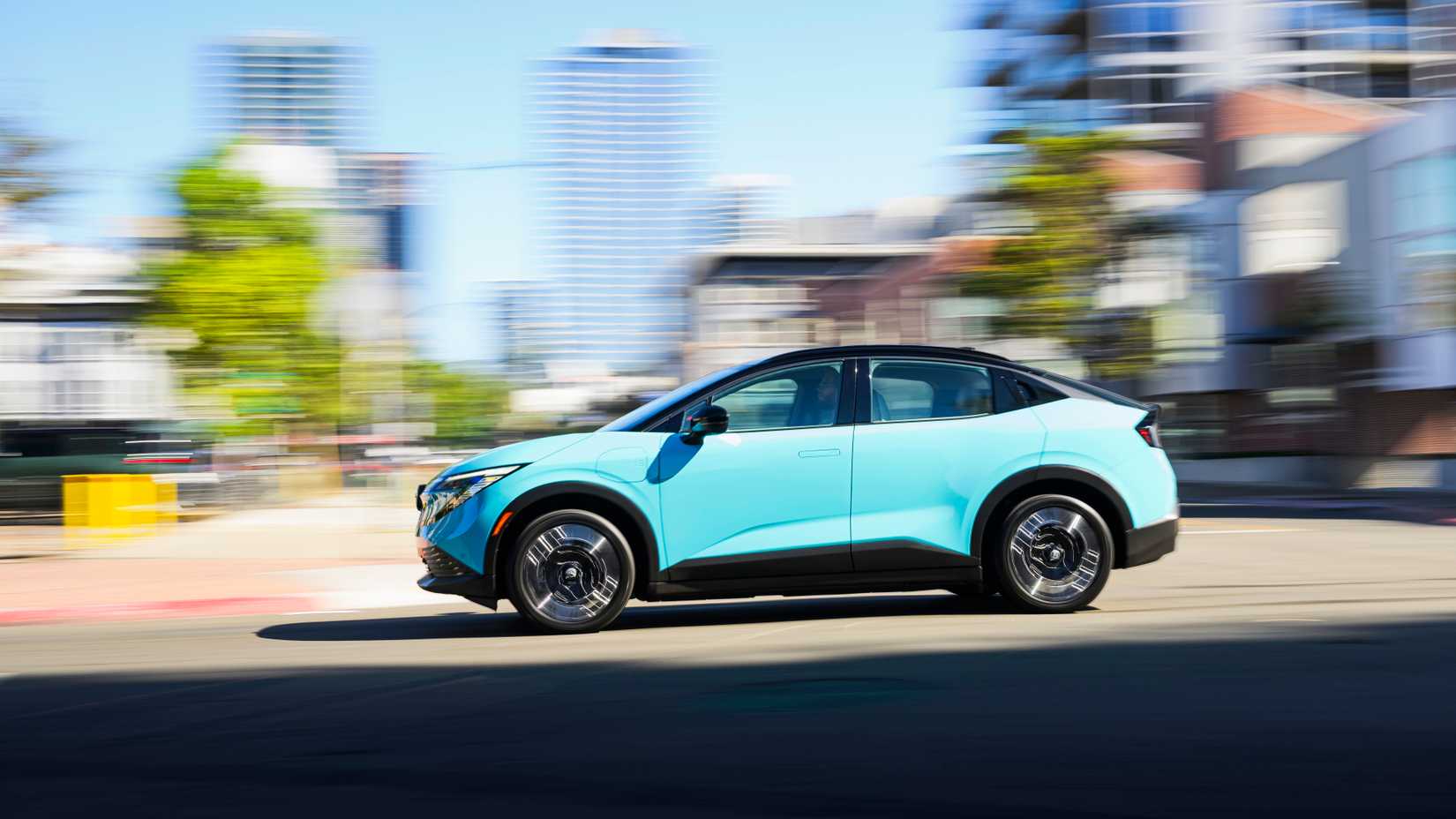 Foto lateral do Nissan Leaf 2026 dirigindo pela cidade