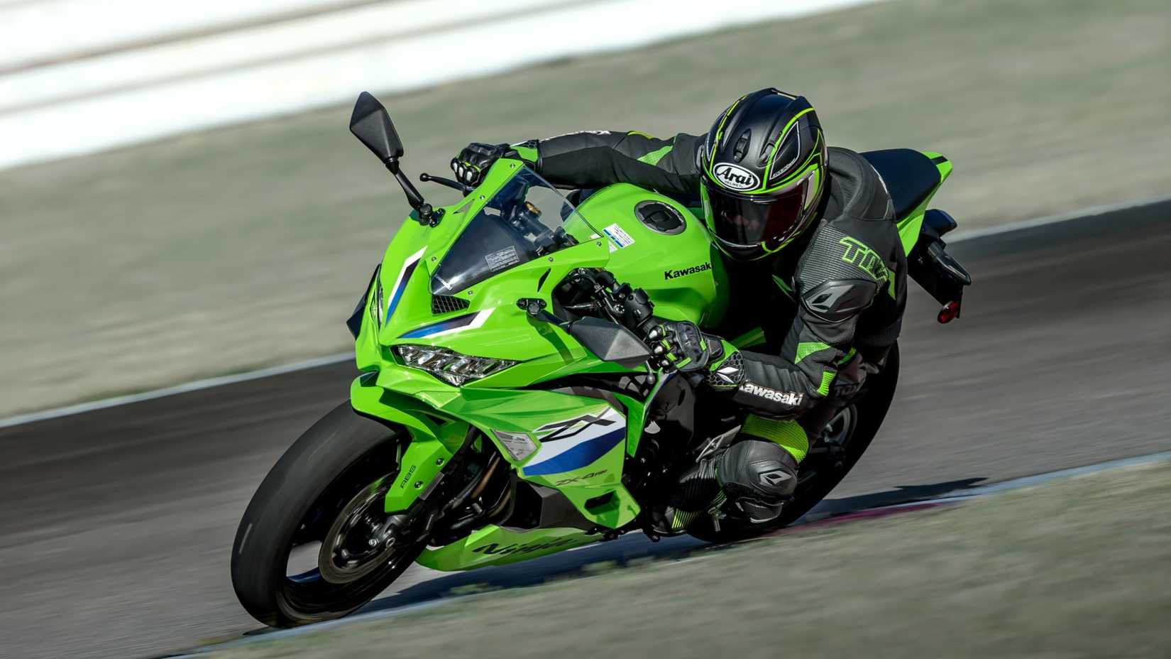 Ninja ZX-4R fazendo curvas em uma pista de corrida