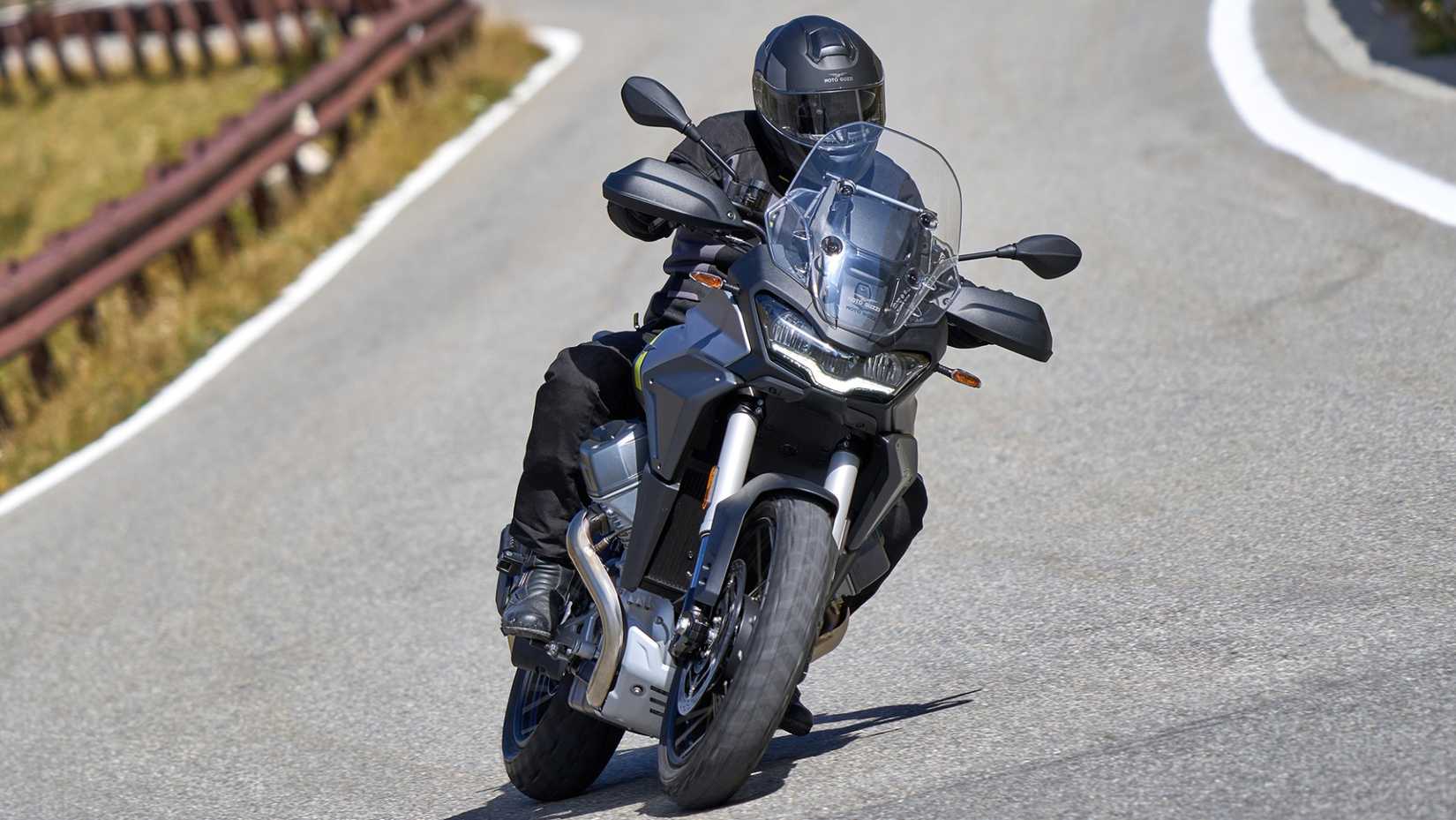 Moto Guzzi Stelvio fazendo curva difícil
