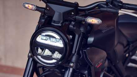 Close de um farol Honda CB300R