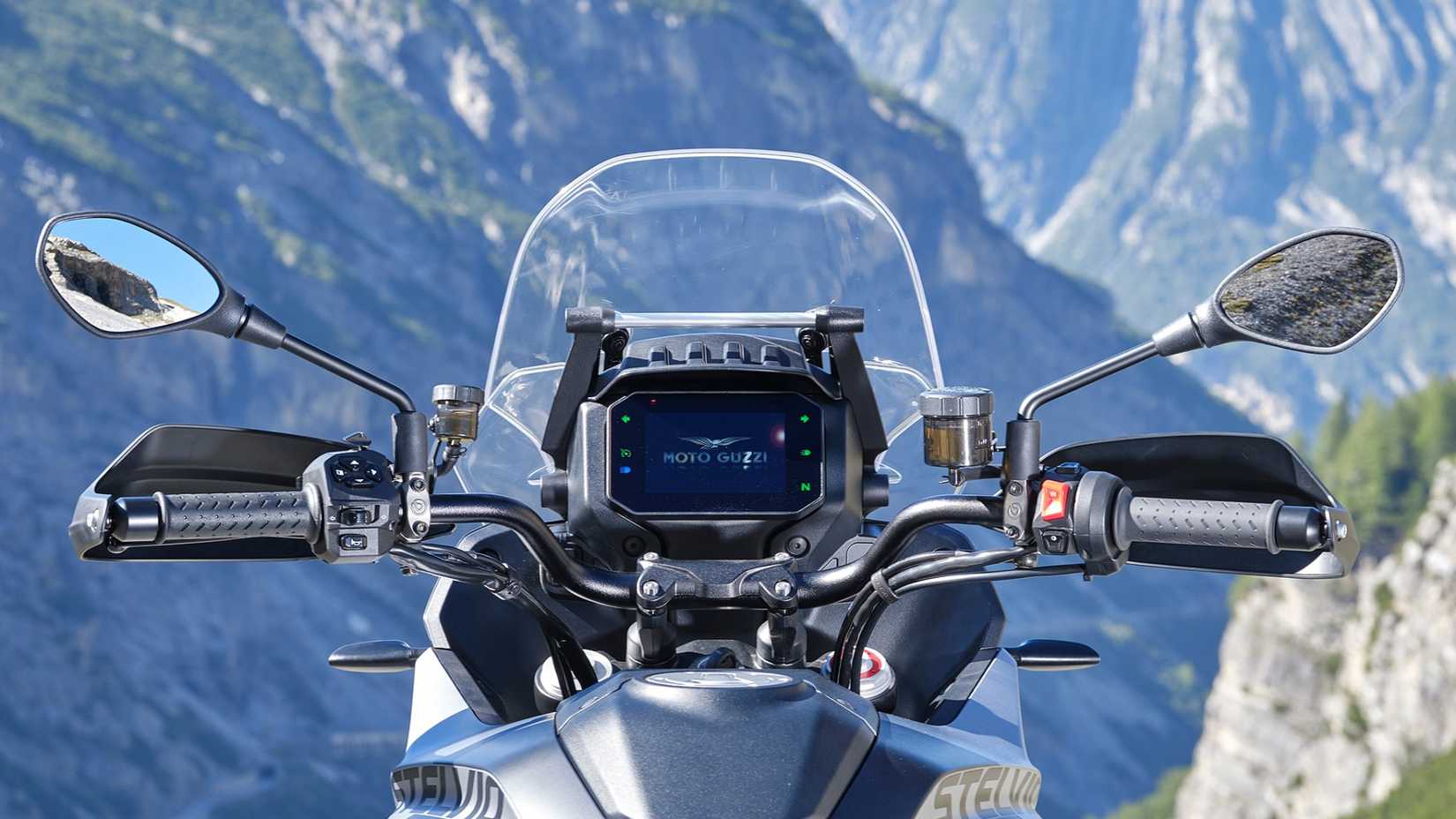 Vista do cockpit TFT de 5 polegadas da Moto Guzzi Stelvio