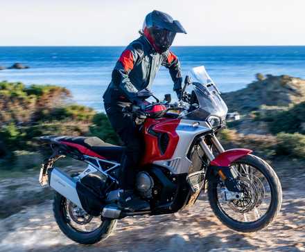 MV Agusta LXP Enduro Veloce off-road em vista de perfil lateral confortável