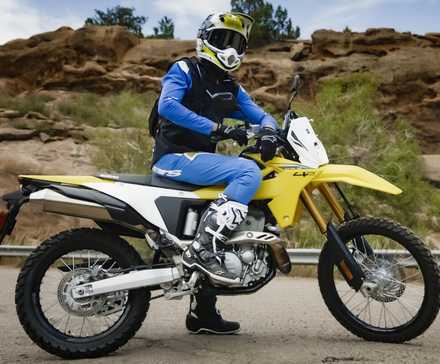 Foto cinematográfica do Suzuki DR-Z4S 2025