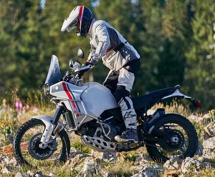 Vista de perfil lateral off-road da Ducati DesertX 2025