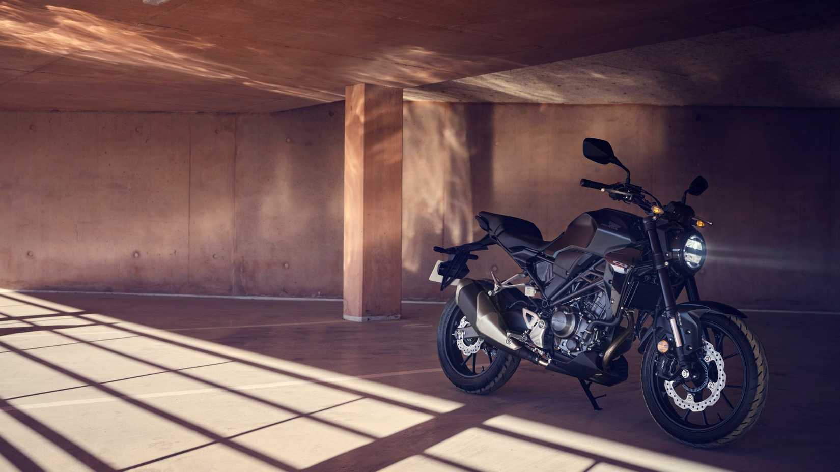 Honda CB300R estacionada