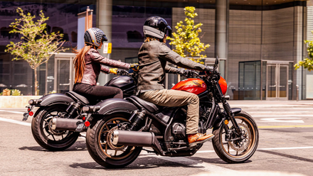 Foto de ação de vista lateral de pilotos em motocicletas Rebel 1100 2025