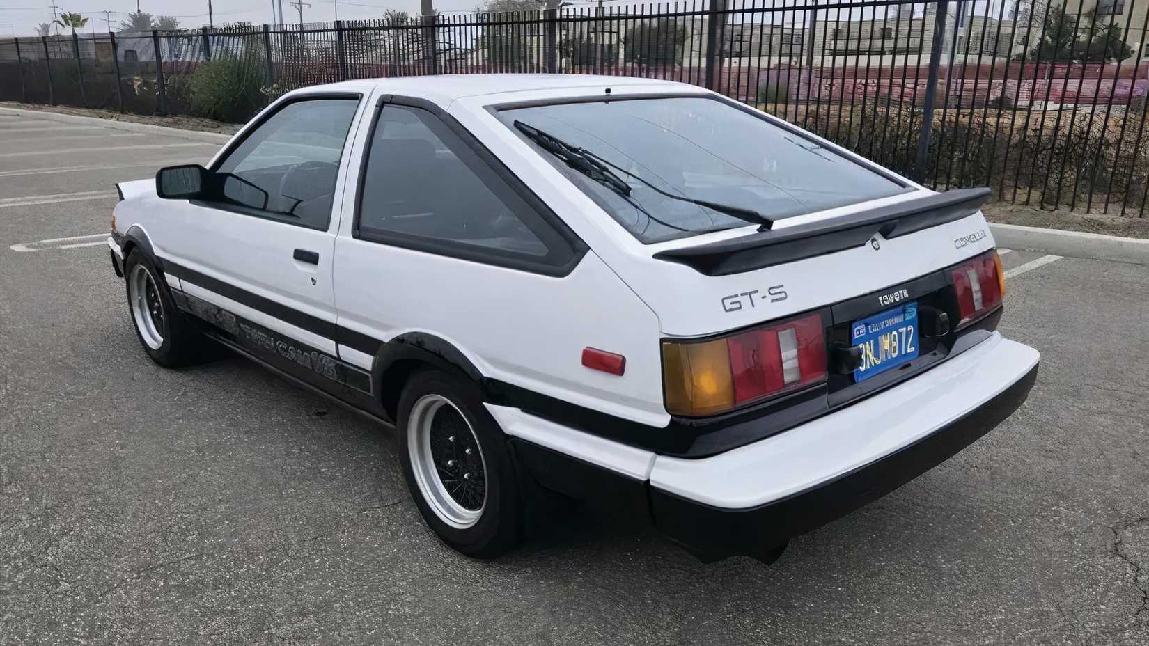 Foto traseira 3/4 de um Toyota Corolla AE86 GT-S Sport 1985 estacionado