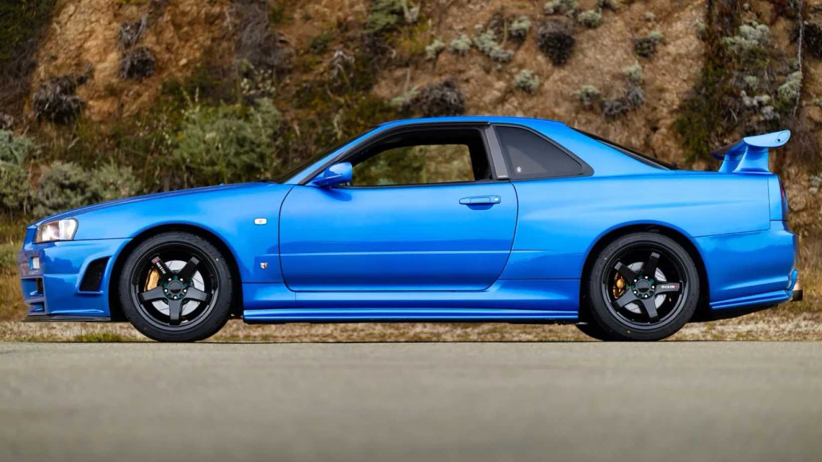 Nissan Skyline GT-R 1999 em azul estacionado