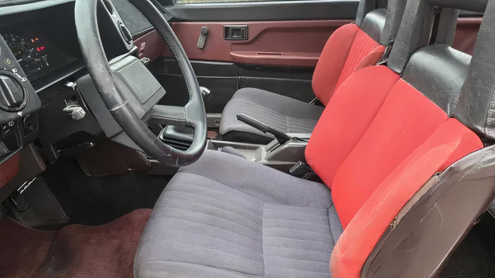 Interior do Toyota Corolla AE86 GT-S Sport 1985 mostrando a cabine dianteira