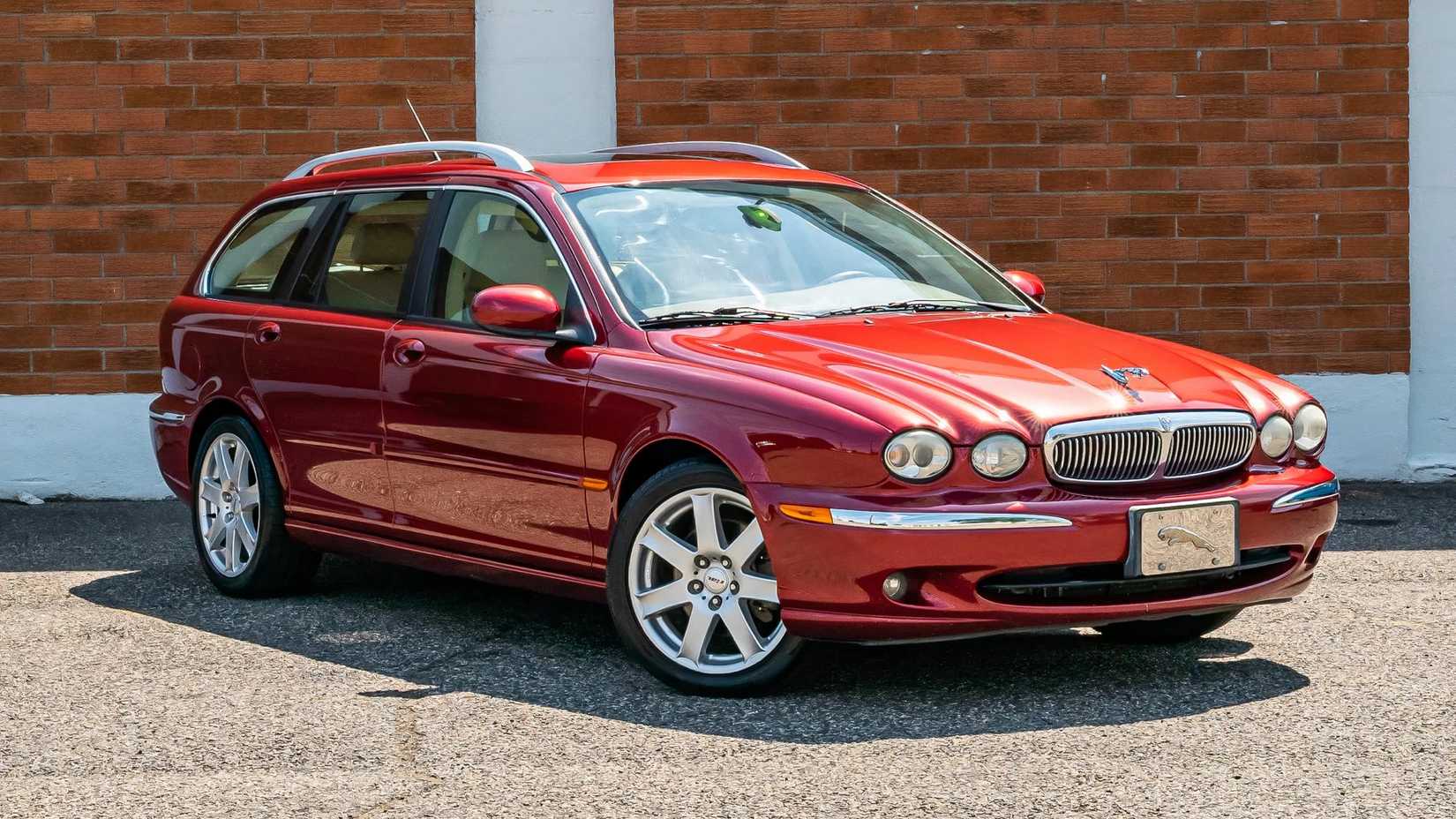 2005 Jaguar X-Type 3.0 Sportwagon in red parked