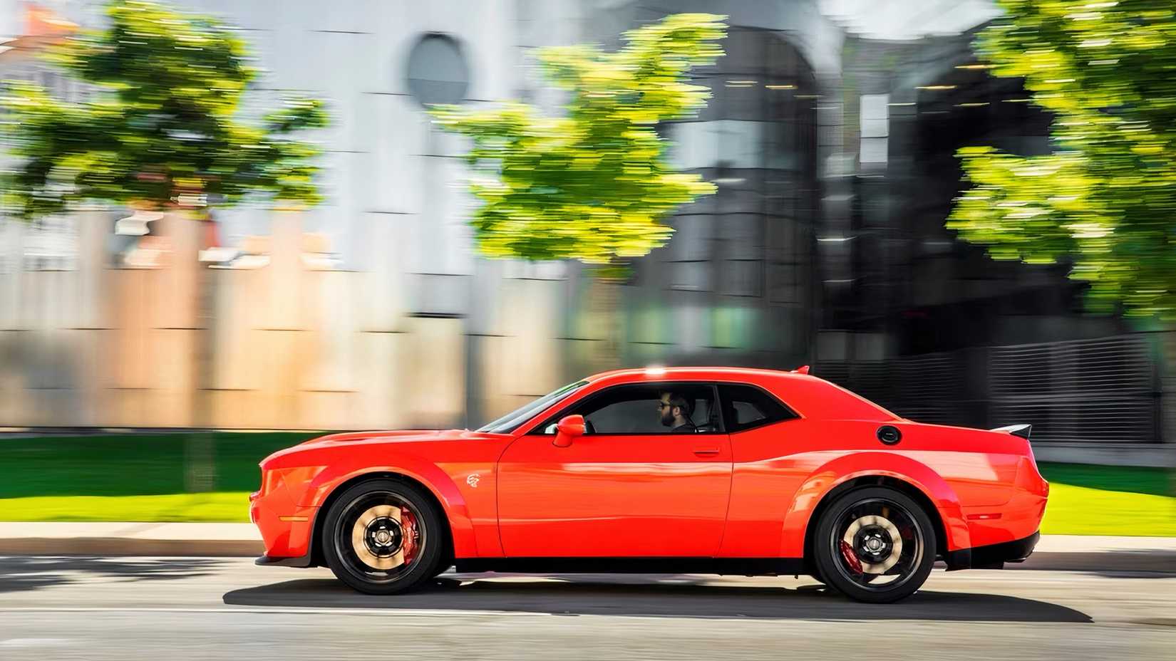 2015 Dodge Challenger SRT Hellcat em laranja sendo conduzido na estrada