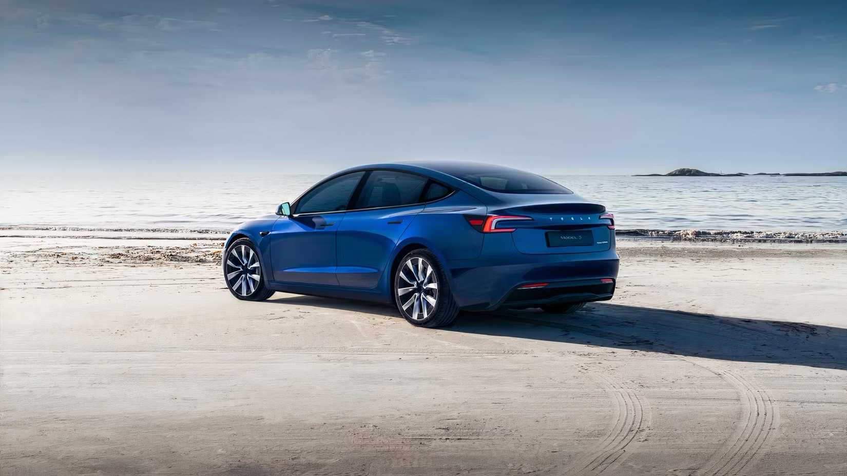 2025 Tesla Model 3 em azul estacionado na praia