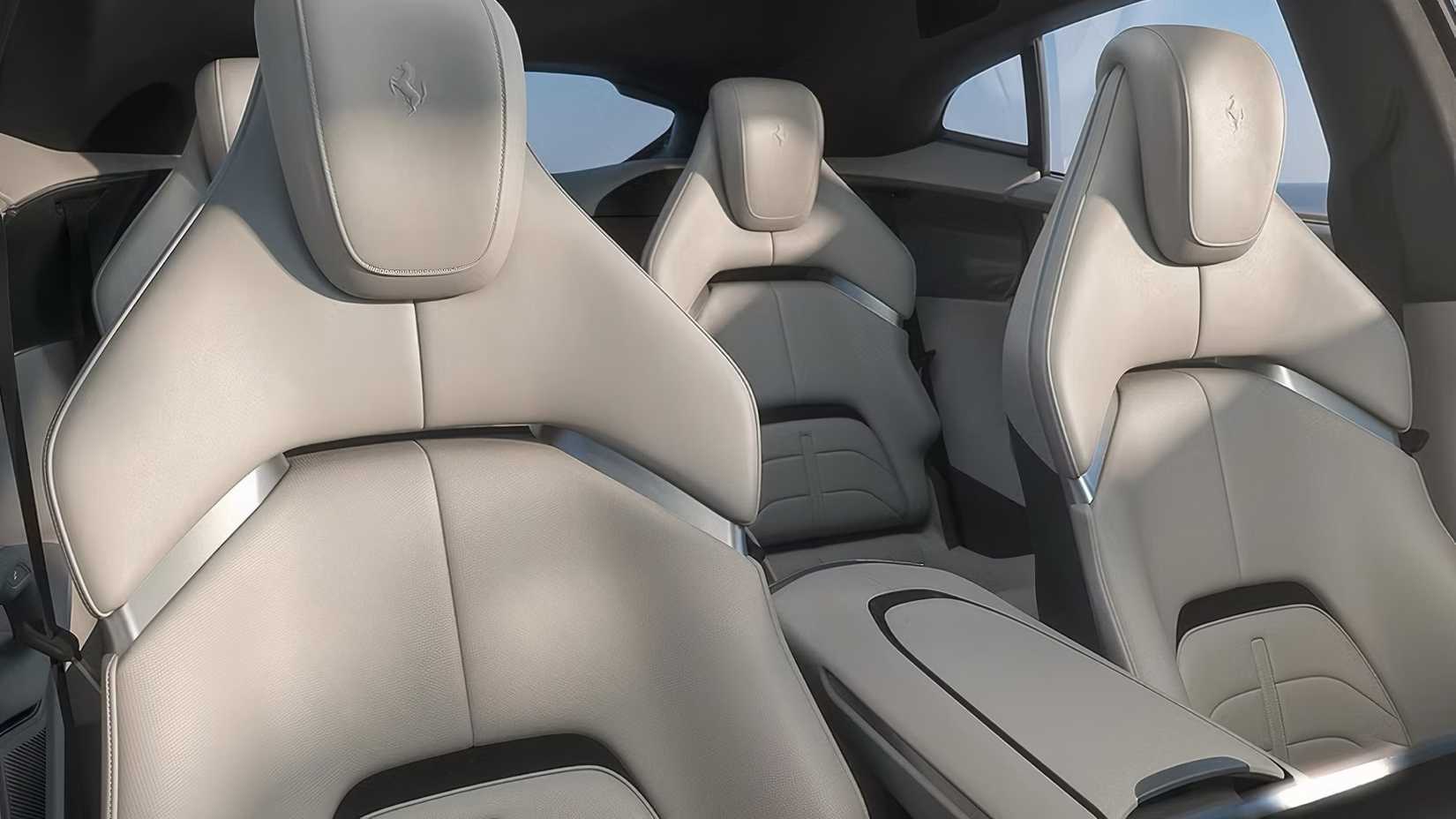 Interior do Ferrari Purosangue 2025 mostrando bancos dianteiros