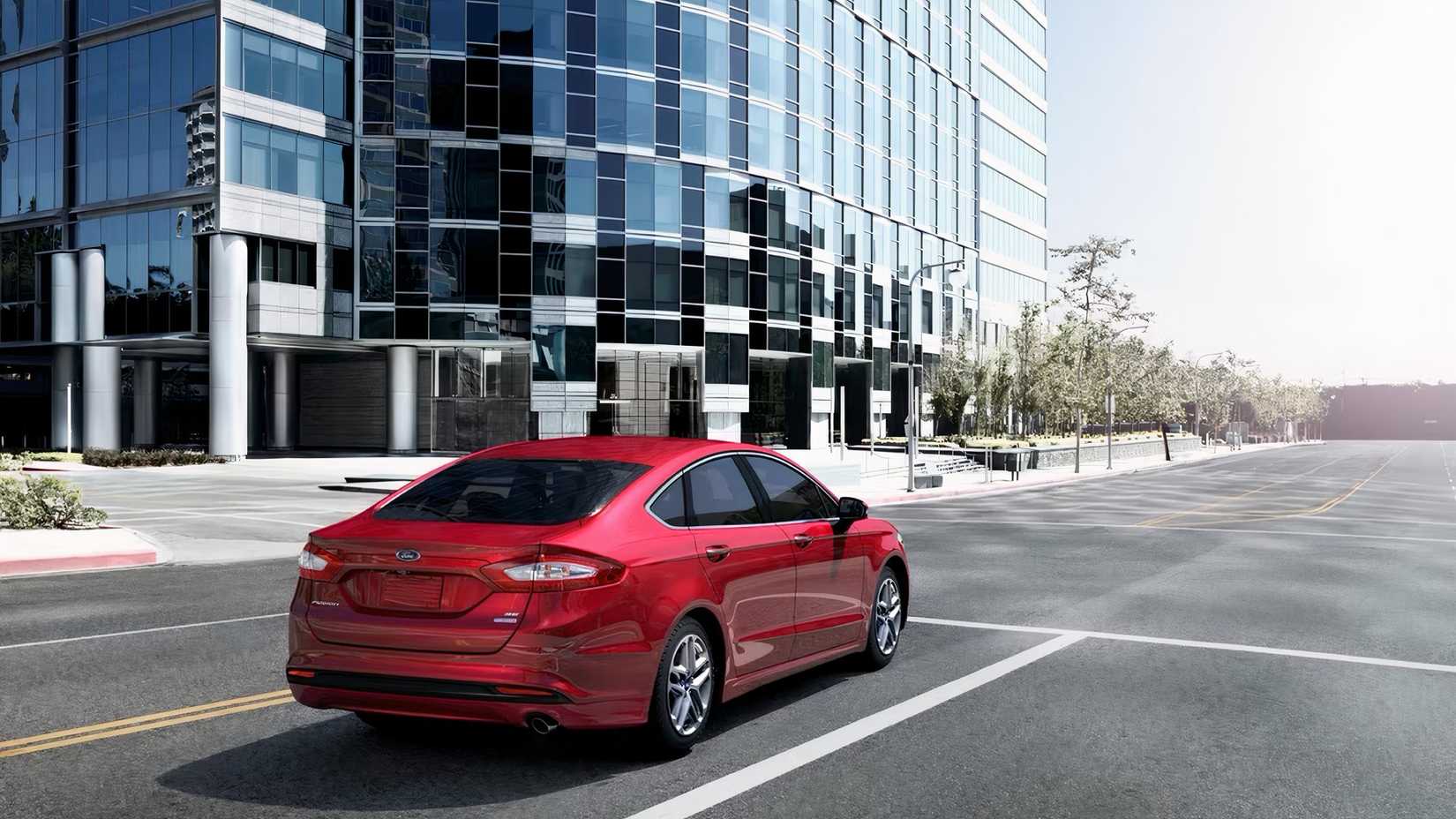 2015 Ford Fusion parado na estrada da cidade