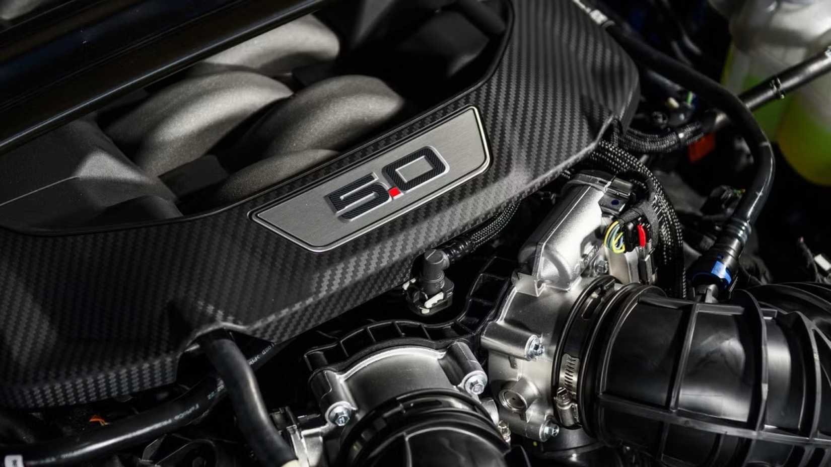 Compartimento do motor Ford Mustang GT 2025 mostrando V8