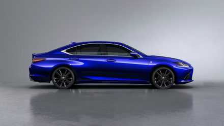 2025 Lexus ES em azul estacionado em estúdio