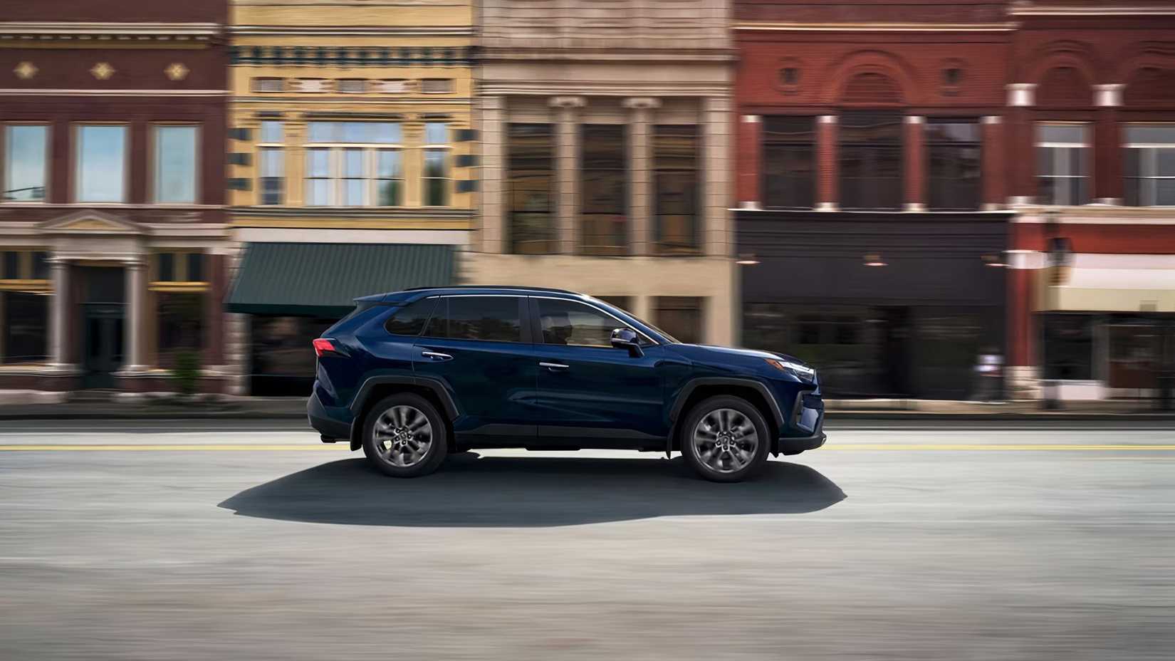 2025 Toyota RAV4 Plug-In Hybrid em azul sendo conduzido na estrada