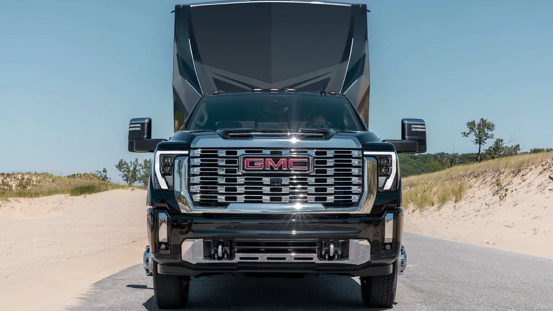 2027 GMC 시에라, 전기차 스타일링과 함께 V8 엔진 유지 가능성 있어