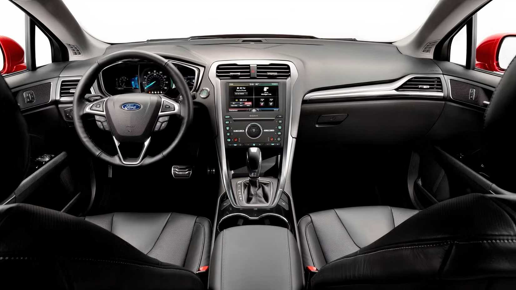 Interior do Ford Fusion 2015 mostrando cabine
