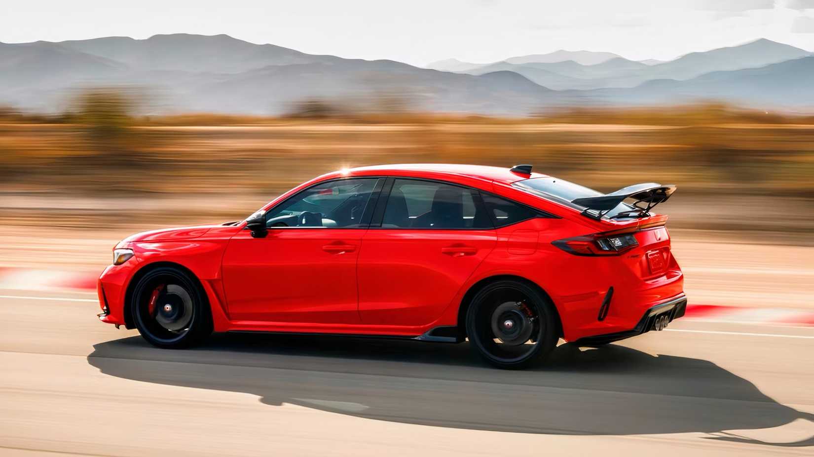 Imagem lateral de um Honda Civic Type R 2025 em vermelho acelerando