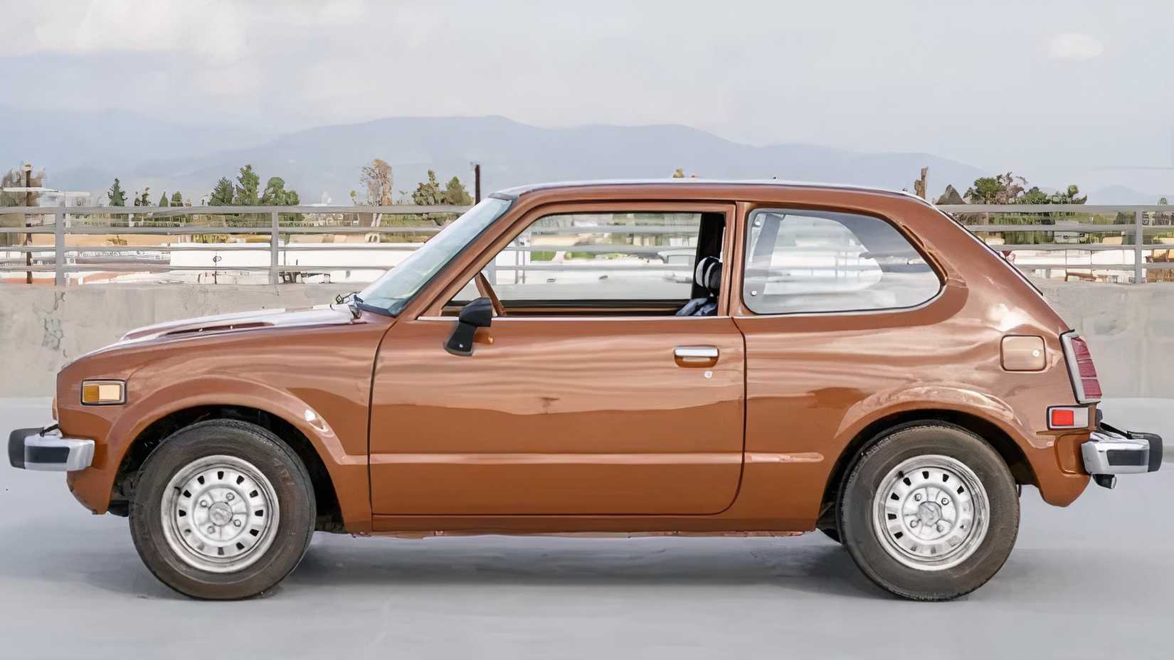 Honda Civic 1974 em marrom estacionado