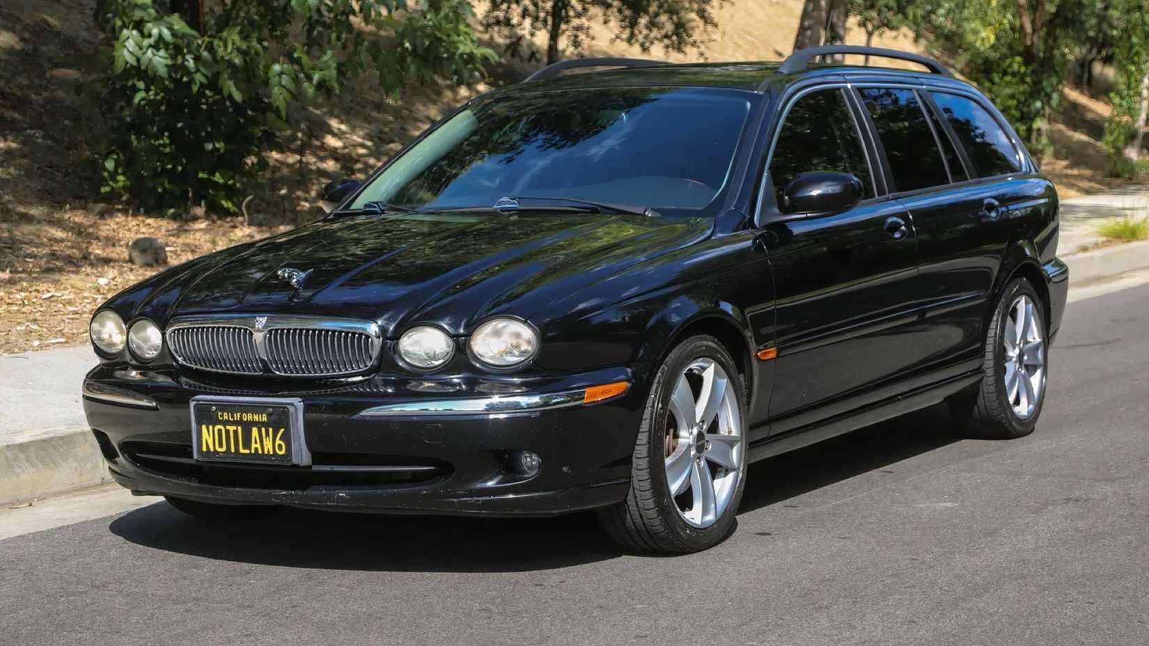 2005 Jaguar X-Type 3.0 Sportwagon in green parked on road