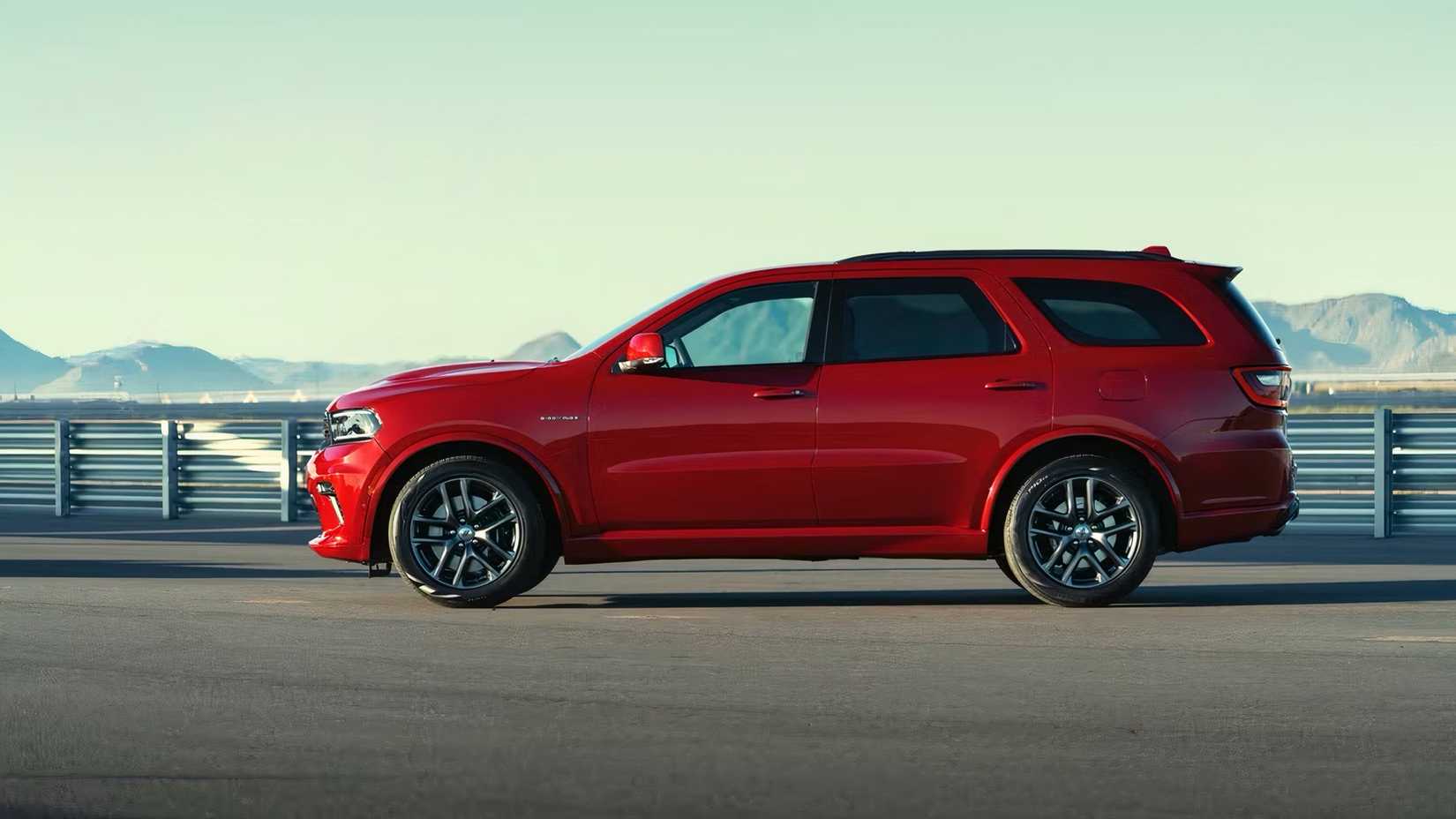 2025 Dodge Durango em vermelho sendo conduzido na pista