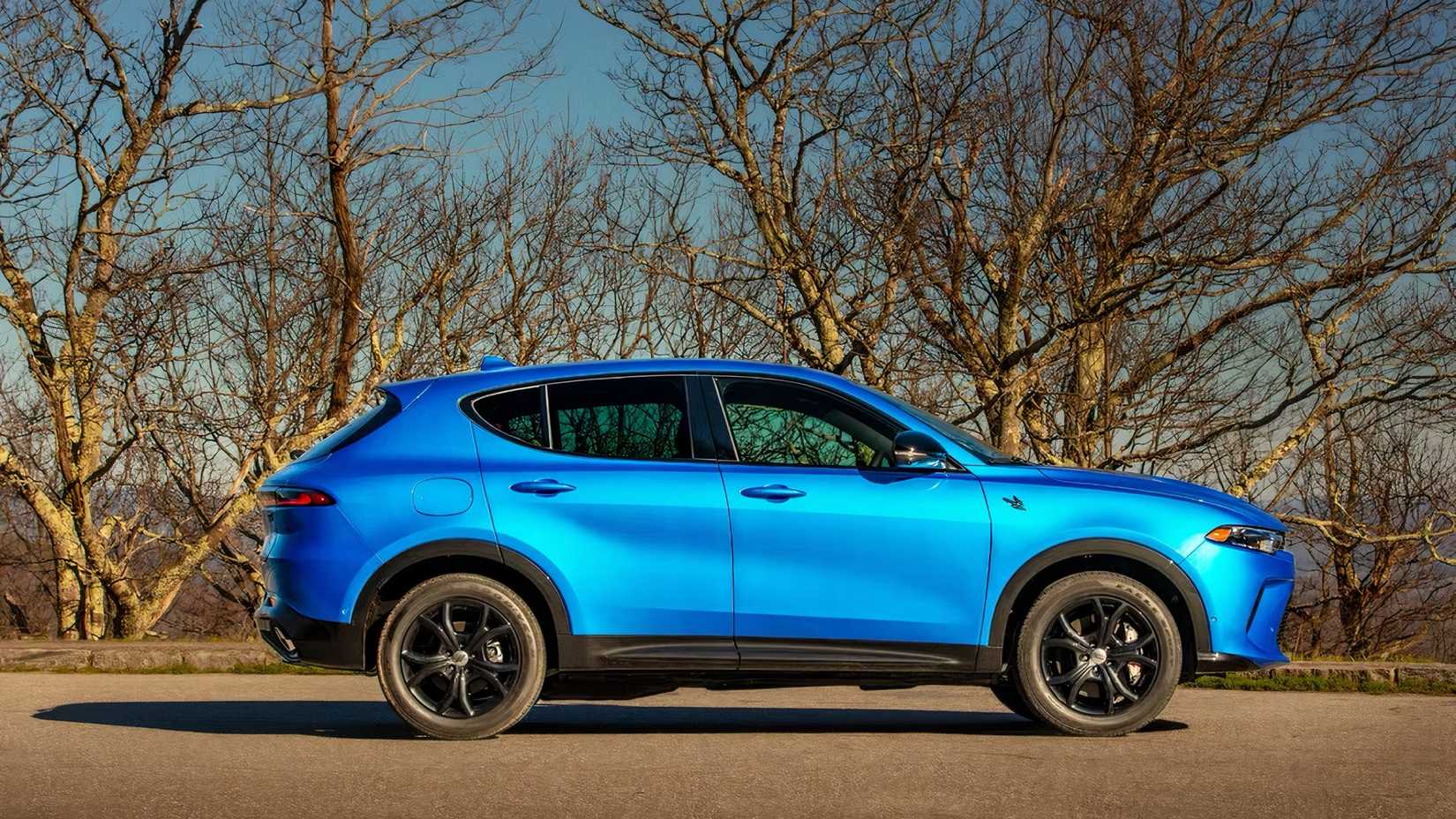 Foto de perfil de 2025 Dodge Hornet em azul estacionado