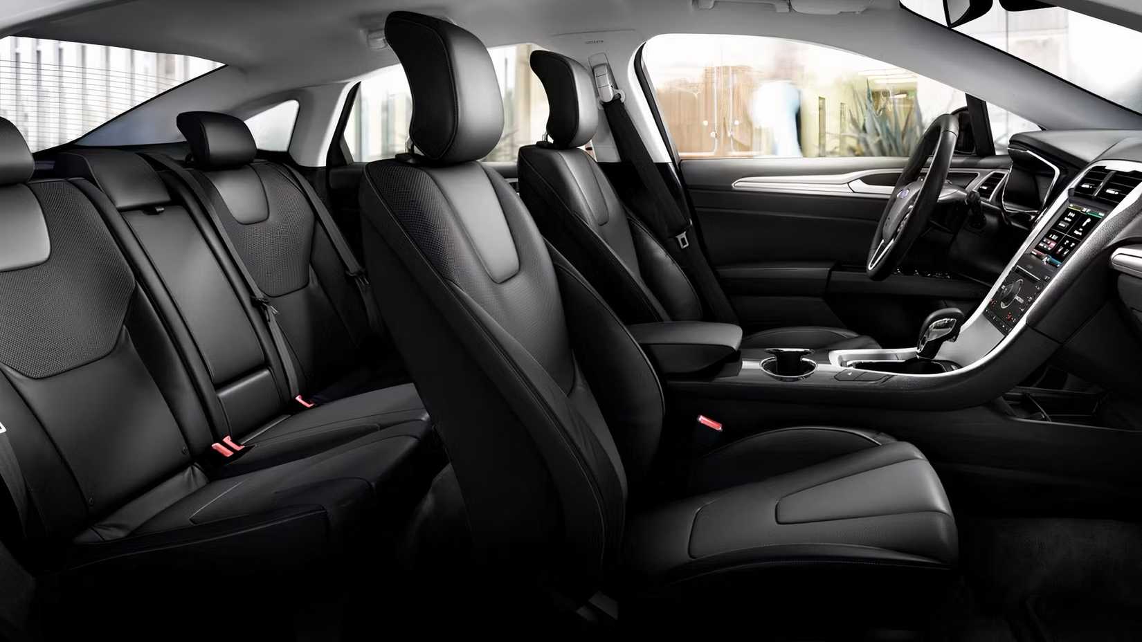 Interior do Ford Fusion 2015 mostrando assentos