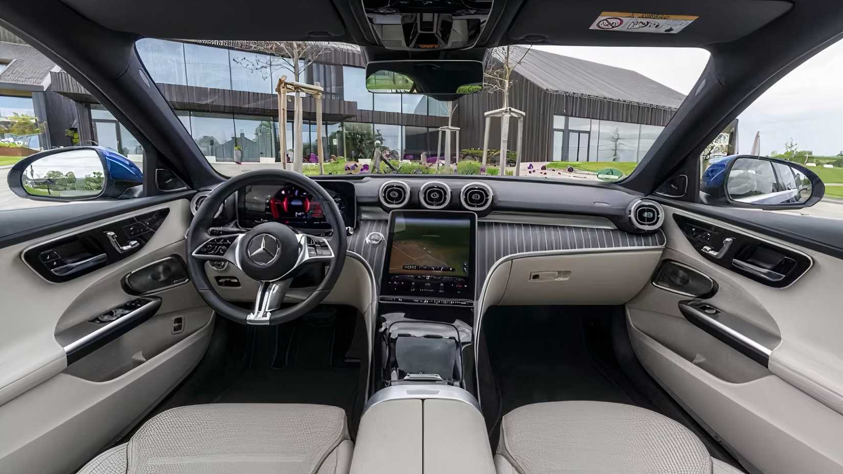 Foto do interior do sedã Mercedes-Benz Classe C 2026 mostrando a cabine dianteira