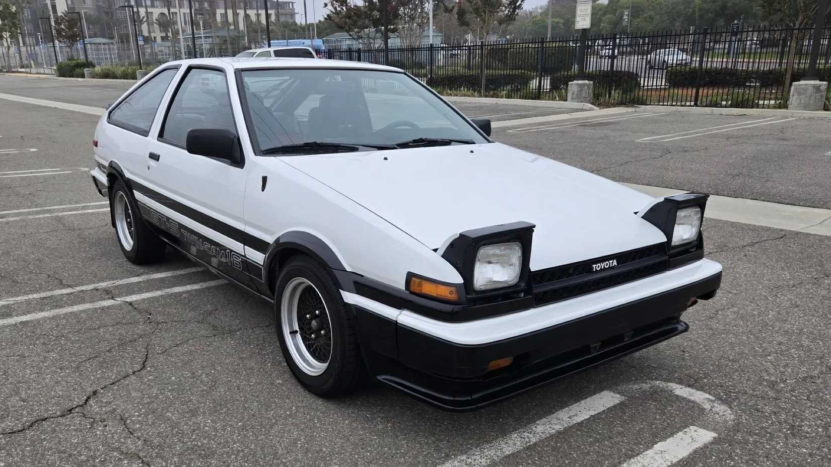 Foto frontal 3/4 de um Toyota Corolla AE86 GT-S Sport 1985 estacionado
