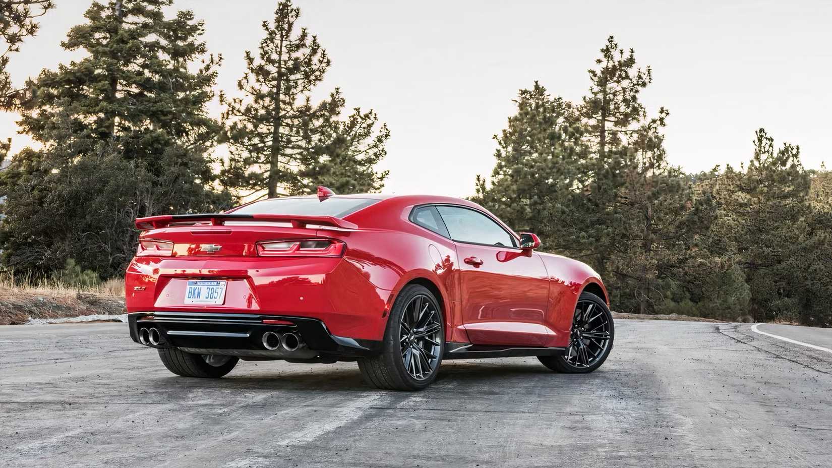 2018 Chevrolet Camaro ZL1 em vermelho estacionado