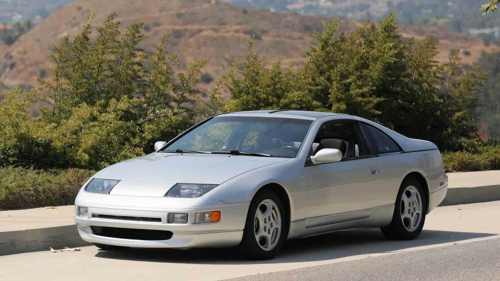 Nissan 300ZX 1990 em prata estacionado na beira da estrada