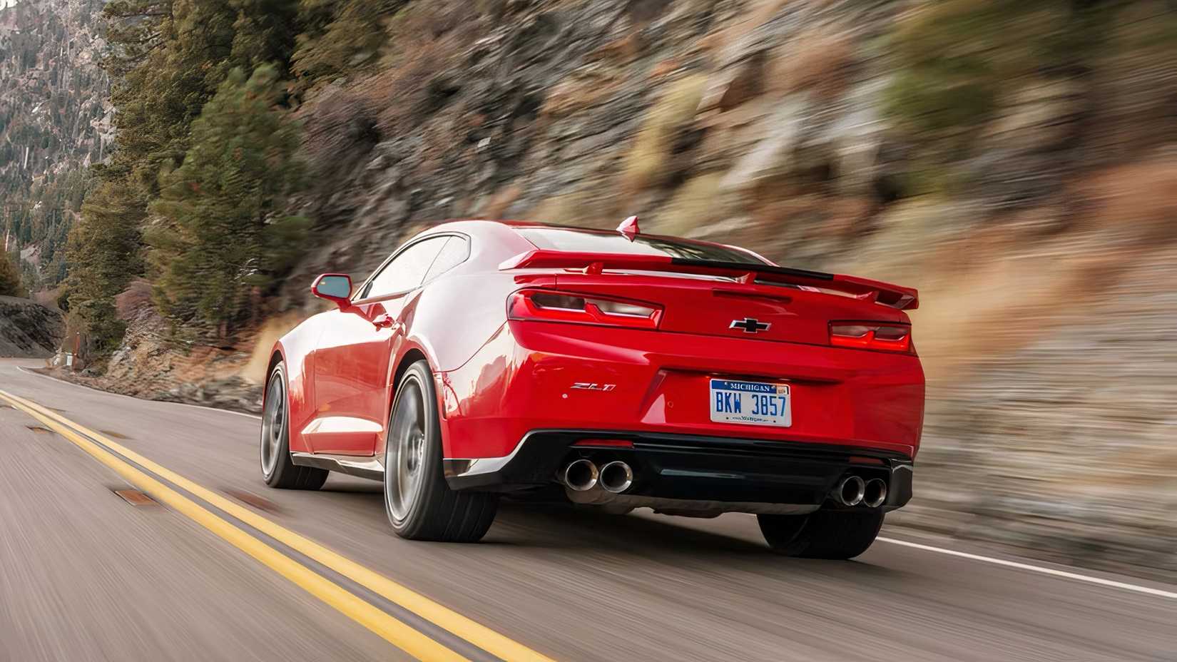 2018 Chevrolet Camaro ZL1 sendo conduzido na estrada
