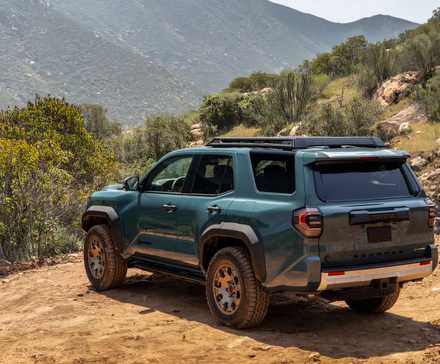 2025 Toyota 4Runner em azul estacionado fora de estrada