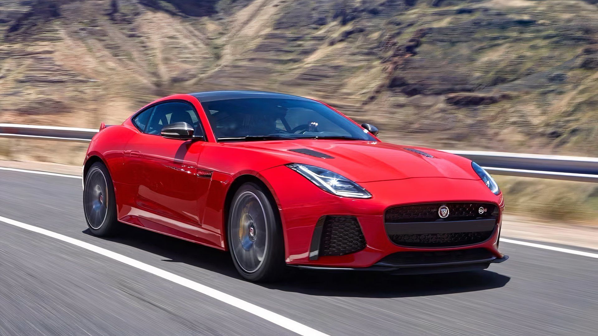2017 Jaguar F-Type SVR em vermelho sendo conduzido na estrada