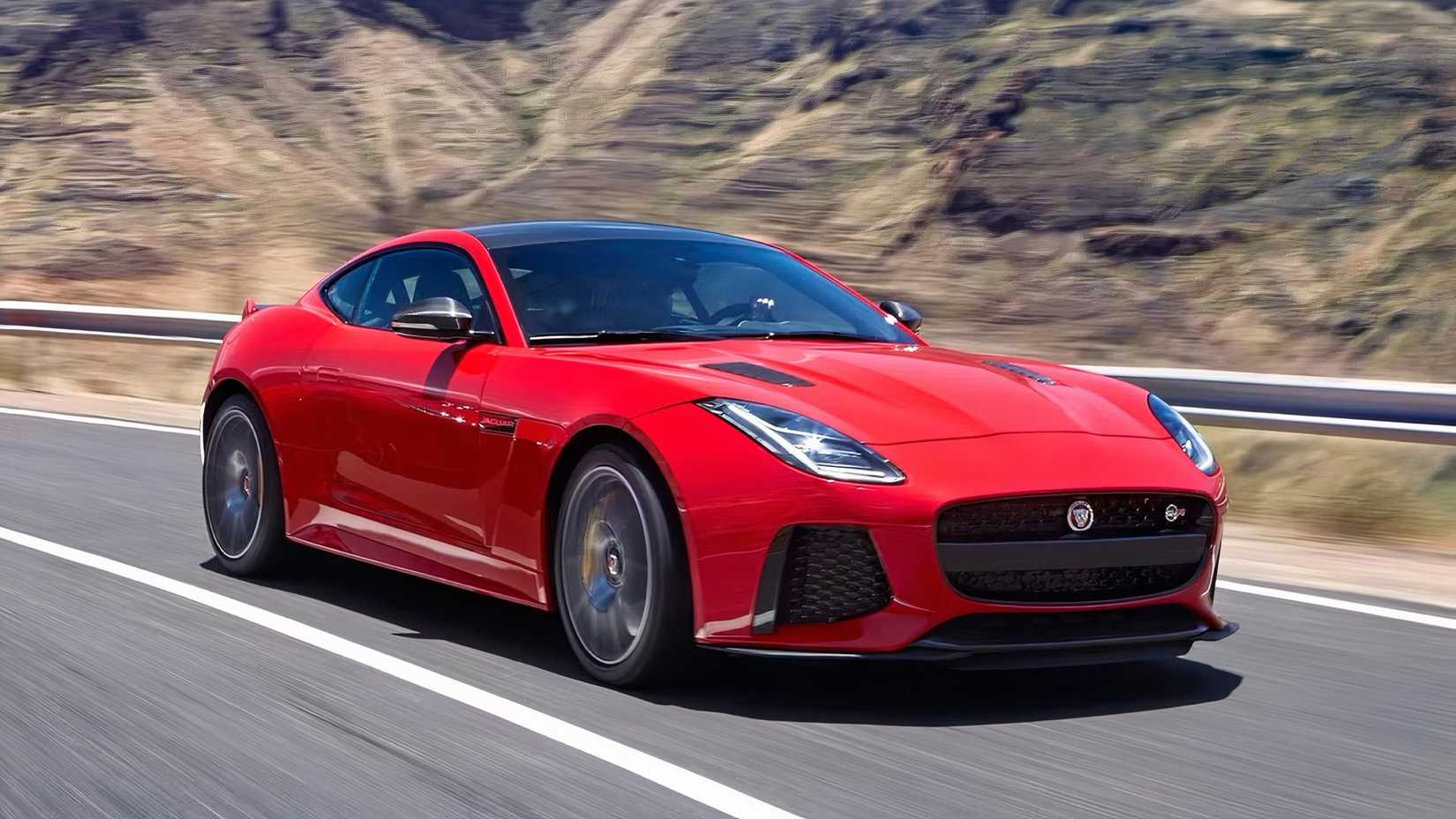 2017 Jaguar F-Type SVR em vermelho sendo conduzido na estrada