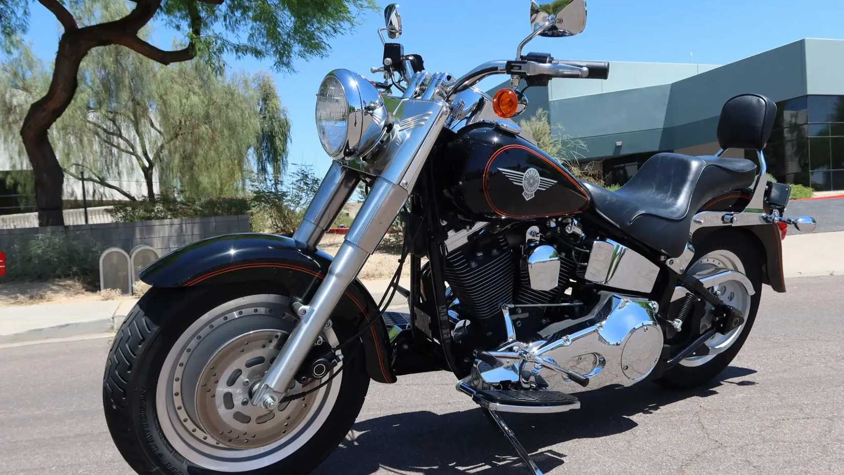 Uma Harley-Davidson Fat Boy 1995 vista frontal esquerda